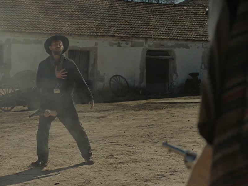 En cada escena, dos hombres se enfrentan y derrochan testosterona.