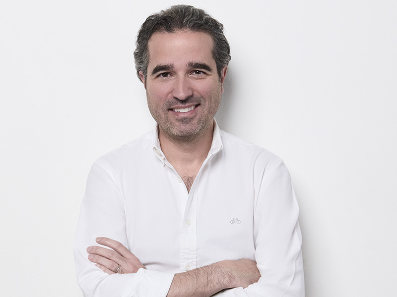 Camilo Plazas viene de ser reconocido como uno de los cinco creativos más influyentes del país en 2025, según Scopen.