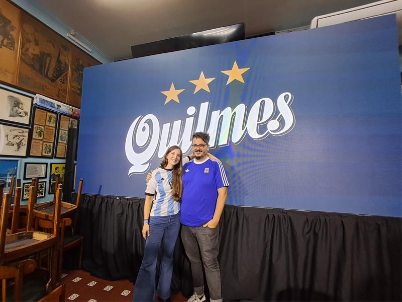 Florencia Loda y Emilio Yacon, CCOs de Draftline en la presentación de la nueva campaña mundialista de Quilmes. 
