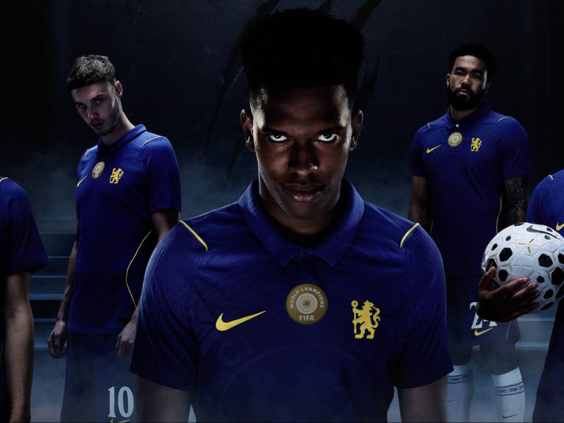  La nueva camiseta incorpora cuello y cierre con botones en el color oficial Chelsea Bright Blue, mientras que el león rampante y el Swoosh de Nike aparecen tejidos en la tela en tono Midwest Gold.