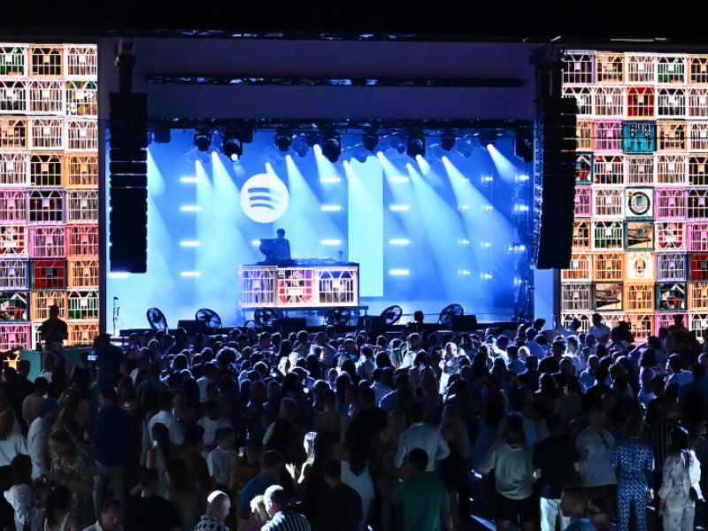 Cannes es conocida por eventos glamurosos como Spotify Beach, pero los ejecutivos de las agencias están bajo una presión cada vez mayor para demostrar el retorno de la inversión. (Getty Images)