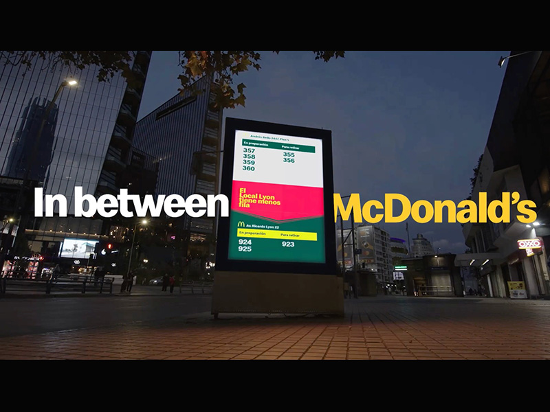 La iniciativa combina data, contexto y creatividad para transformar un soporte tradicional de publicidad exterior en una experiencia útil y relevante para la audiencia.