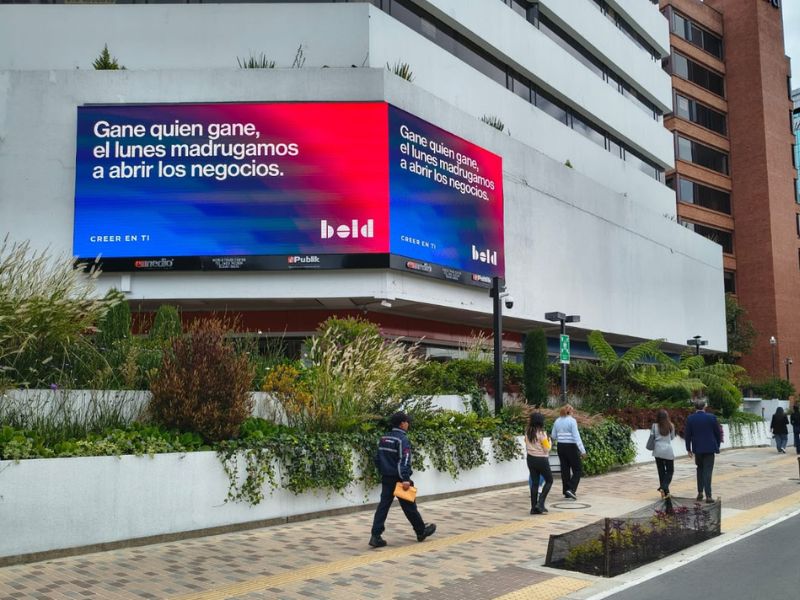 “Lo que vimos fue que muchísimas personas sintieron que esa frase representaba exactamente cómo viven los dueños de negocios en Colombia. Pase lo que pase, ellos siguen trabajando, levantando la reja y moviendo el país”, afirmó Sergio Vergara, CMO y cofundador de Bold.