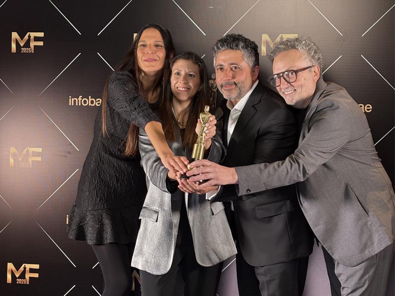 El equipo de la agencia y el anunciante con la estatuilla.