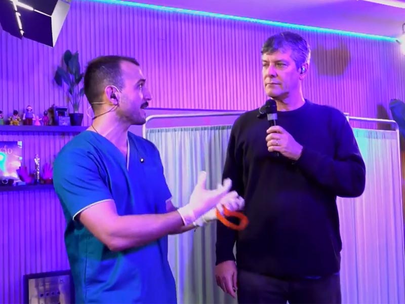 La acción contó con la complicidad de Mario Pergolini y el equipo de Paren la Mano emitido por Vorterix.