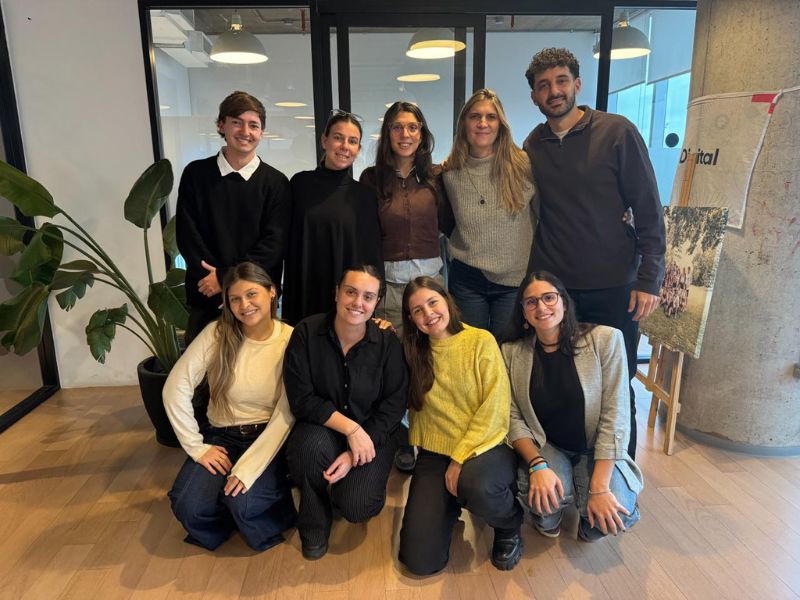 El equipo de ABN Digital con Cecilia Adam, brand director de Despegar. 