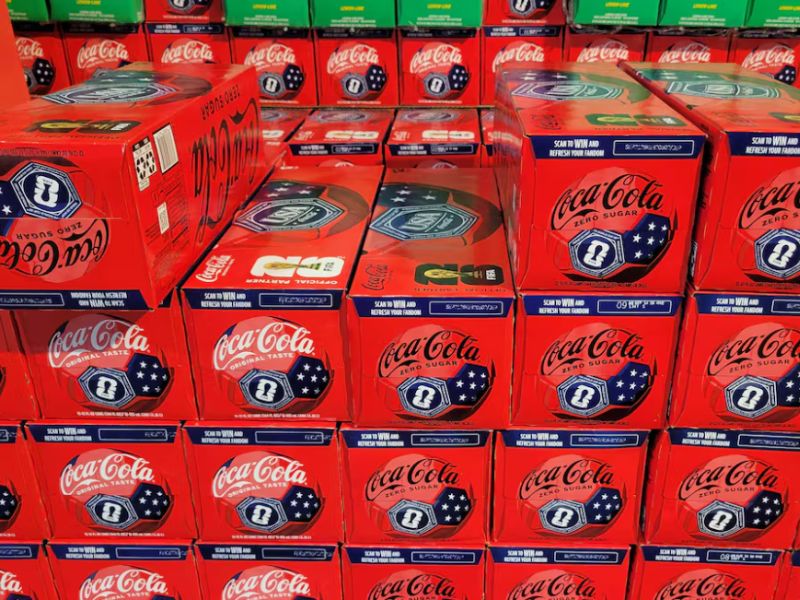 Envases de Coca-Cola conmemorativos del Mundial expuestos en un supermercado de Queens, Nueva York. (Jon Springer)
