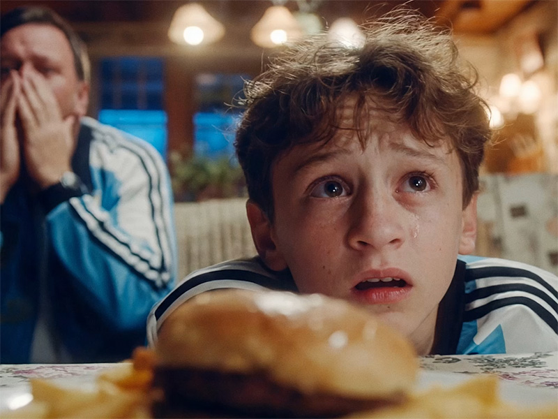 El spot busca posicionar a Swift como parte del ritual futbolero, integrándose de forma natural en encuentros, festejos y consumos compartidos.
