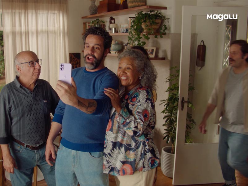 Se presentan situaciones cotidianas donde la tecnología se convierte en una solución natural para la vida real.