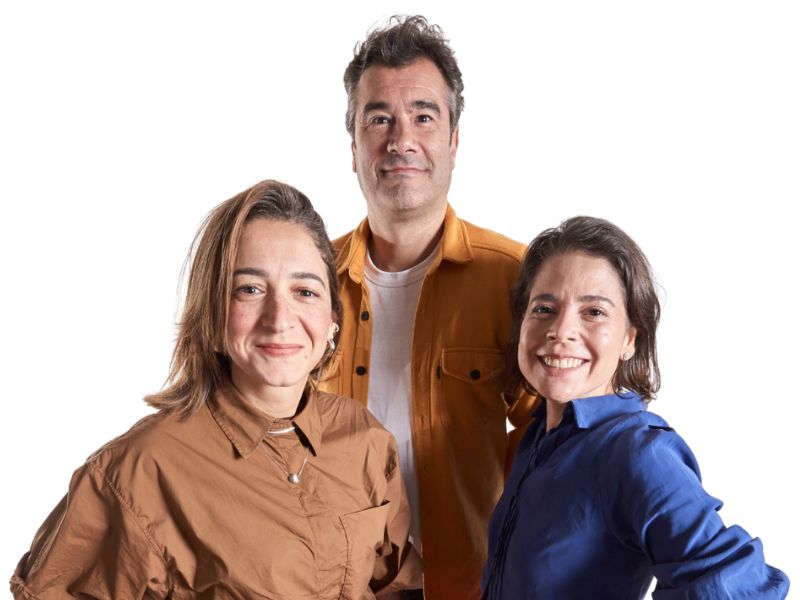 En la imagen, de izquierda a derecha: Juliana Roque, directora ejecutiva de medios; Fabio Brito, copresidente; y Rafaela Queiroz, copresidenta de Leo.