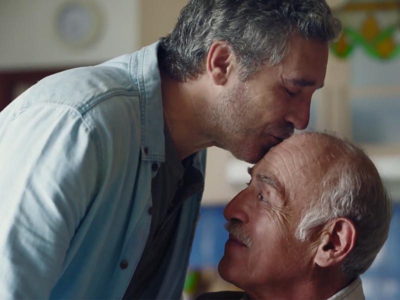 “Lo estás haciendo bien” muestra cómo el amor y el cuidado paterno evolucionan, cambian de roles y permanecen como legado.