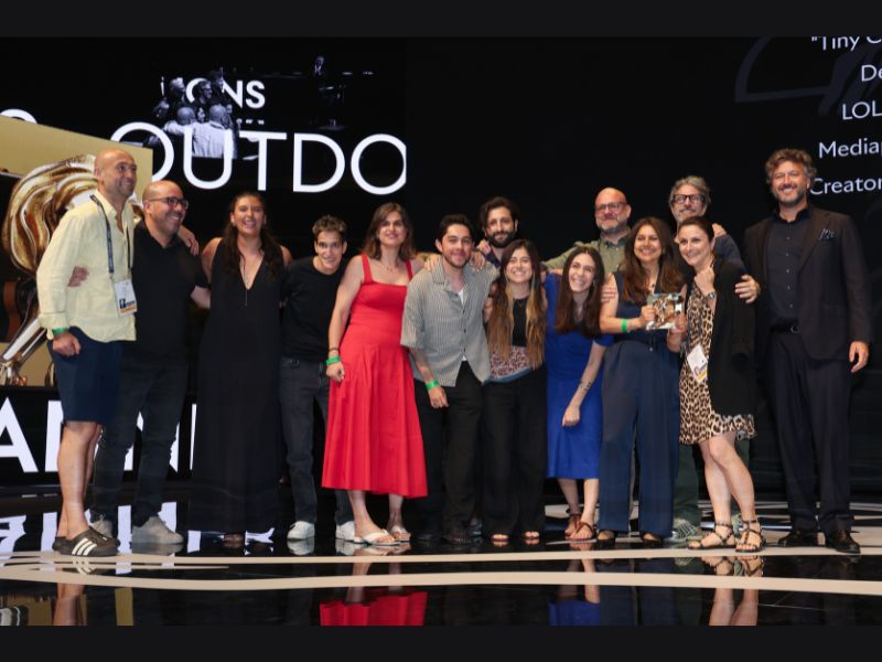 Los premiados celebran en el escenario. (Foto: Prensa Cannes Lions)
