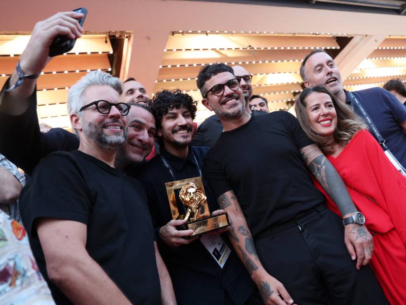 Gut San Pablo y Mercado Livre tras la ceremonia, con su GP; “la excelencia se mantiene gracias a esta combinación de confianza mutua y mejora continua”, sentenció Bruno Brux en diálogo con Adlatina. (Foto: Adlatina)