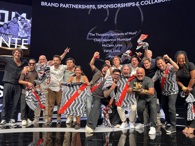 El equipo de McCann Lima sobre el escenario recibiendo el Grand Prix.