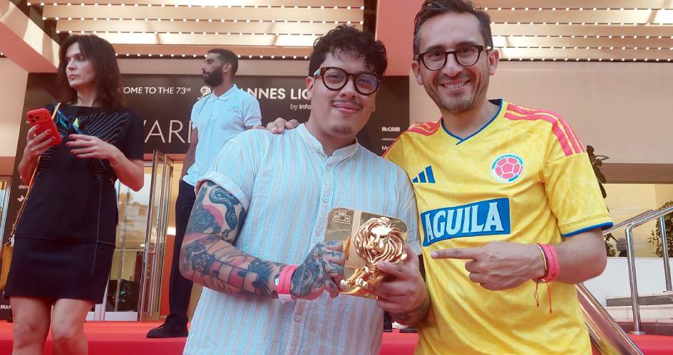 “Yo creo que esta es una de las ideas que democratizan el precio de las camisetas en un momento tan crucial como el Mundial”, señaló Sebastián Tellez, a la izquierda en la foto, al ser entrevistado junto a Juan Pablo García. (Foto: Adlatina)