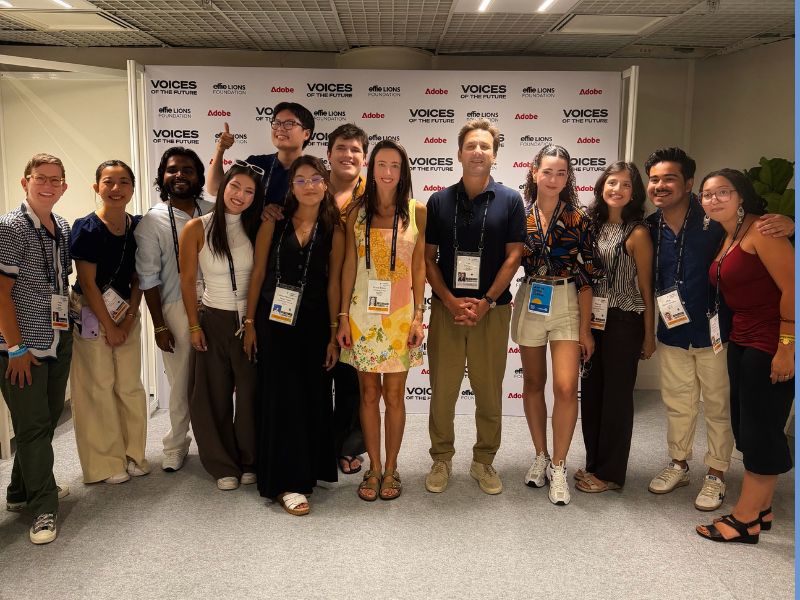 Belén Martínez Cima, CEO de Adlatina junto con los fellows del programa. 