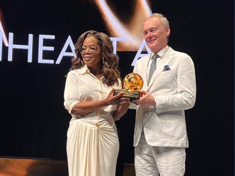 Philip Thomas, chairman of Cannes Lions, fue quien le entregó el premio a Winfrey. 