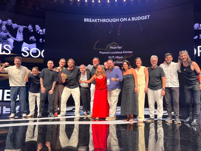 El equipo de Gut Miami subió al escenario del Lumière a levantar su Oro en la categoría Social & Creator por “Pope Yes”.