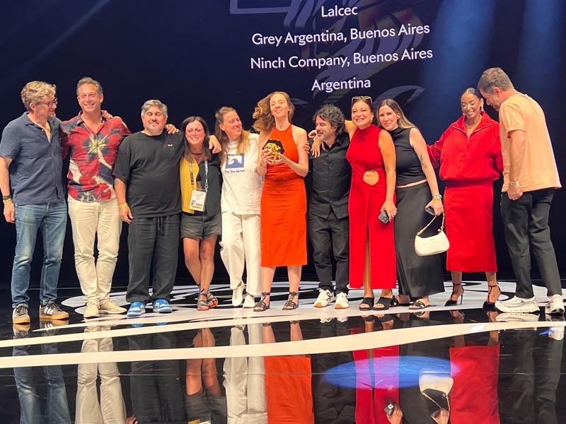 El equipo de Grey Argentina y Ninch recibiendo el oro por el caso para LALCEC.