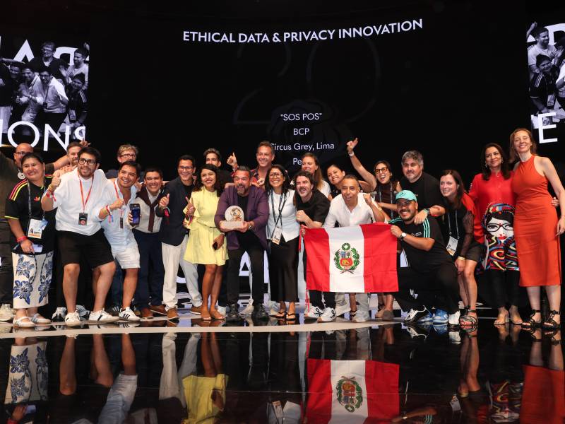 Rivera y Piérola: “Lo que impactó es que se trata de una tecnología que existe desde hace 50 años, reimaginada y reinventada por unos peruanos para salvar millones de dólares en el mundo”. (Foto: Prensa Cannes Lions)