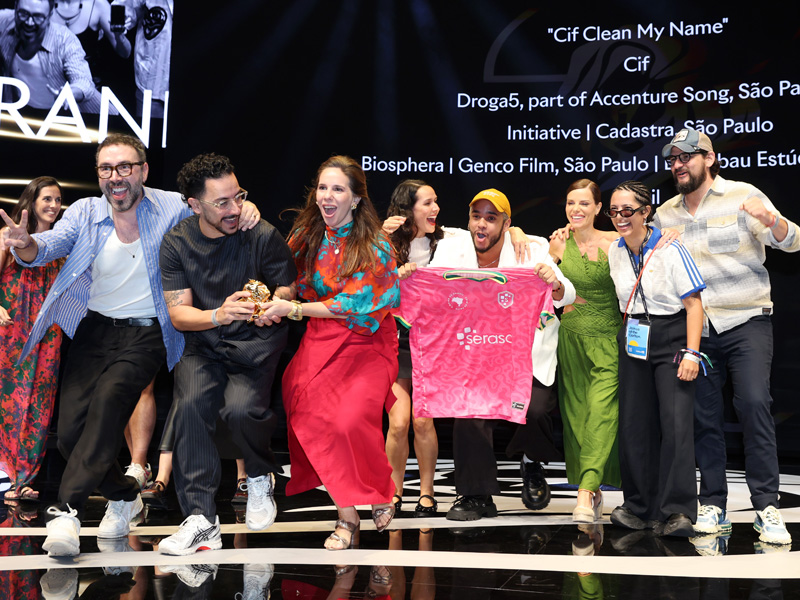 El equipo de Droga5 sobre el escenario del Lumiere festejando su oro en Brand Experience & Innovation.
