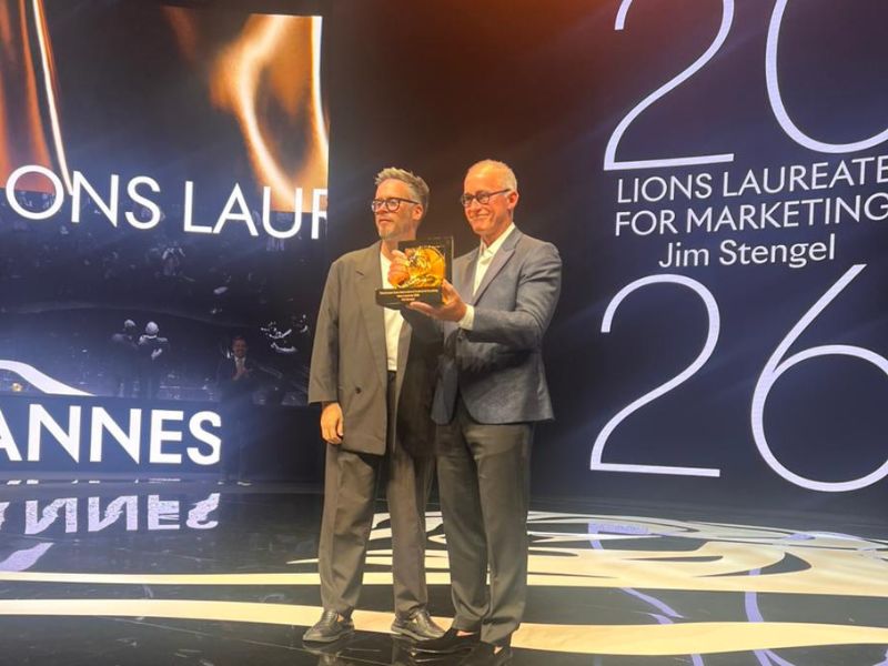 Simon Cook, CEO de Lions, fue quien le entregó el galardón a Jim Stengel. 