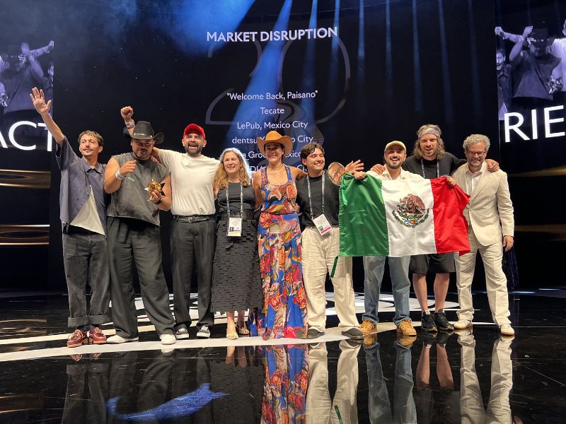 El equipo celebra su galardón en la ceremonia. 