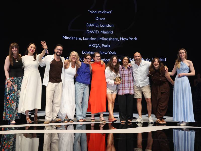 David Londres, David Madrid y Dove en el escenario, con el oro por “R/Eal Reviews”. (Foto: Prensa Cannes Lions)