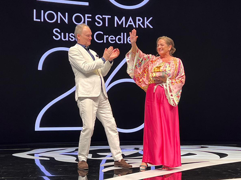Susan Credle recibió el Lion of St Mark de manos de Philp Thomas, chairman de Cannes Lions.