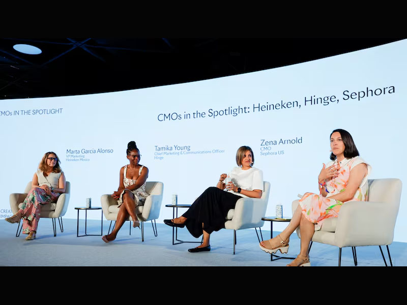 Jeanine Poggi, redactora jefa de Ad Age, habla en el escenario junto a ejecutivos de Sephora Estados Unidos, Hinge y Heineken México.