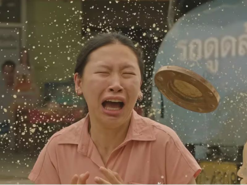 El disparatado microdrama de seguros de VML Bangkok narra la terrible mala suerte de una joven, tanto con su coche como con su vida amorosa. (Shield Insurance)