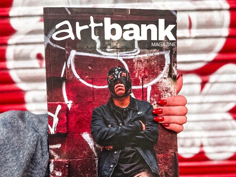 El artista de portada es Rare One, cuya obra fusiona el universo del fútbol con la iconografía de la lucha libre mexicana.