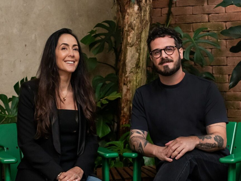 Felipe Cury (derecha) junto a la CEO de la agencia, Karina Ribeiro.