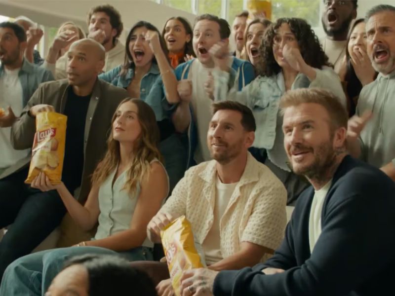 Thierry Henry, Steve Carell, Lionel Messi y David Beckham aparecieron en la "Epic Watch Party" de Lay"s. (Lay"s)