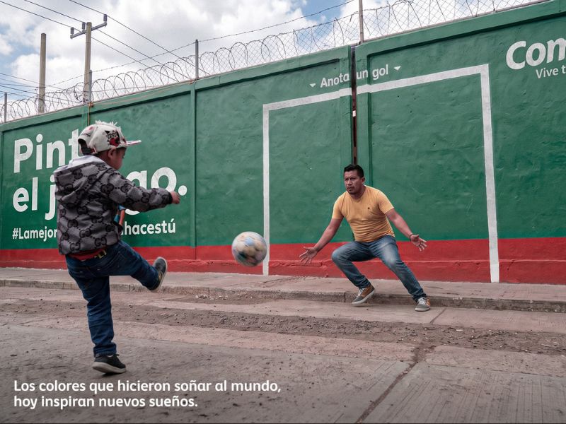 "Todos alguna vez convertimos una pared en una portería; Comex simplemente decidió pintar esa historia", comentó Jorge Méndez CEO & chief creative officer de Ganem México.
