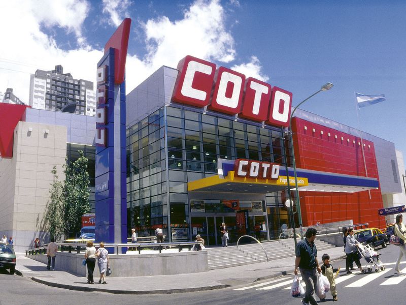 Coto cuenta con más de 120 sucursales, concentradas principalmente en la Ciudad y la Provincia de Buenos Aires, además de presencia en otras provincias. (Foto: Mendióroz Design)