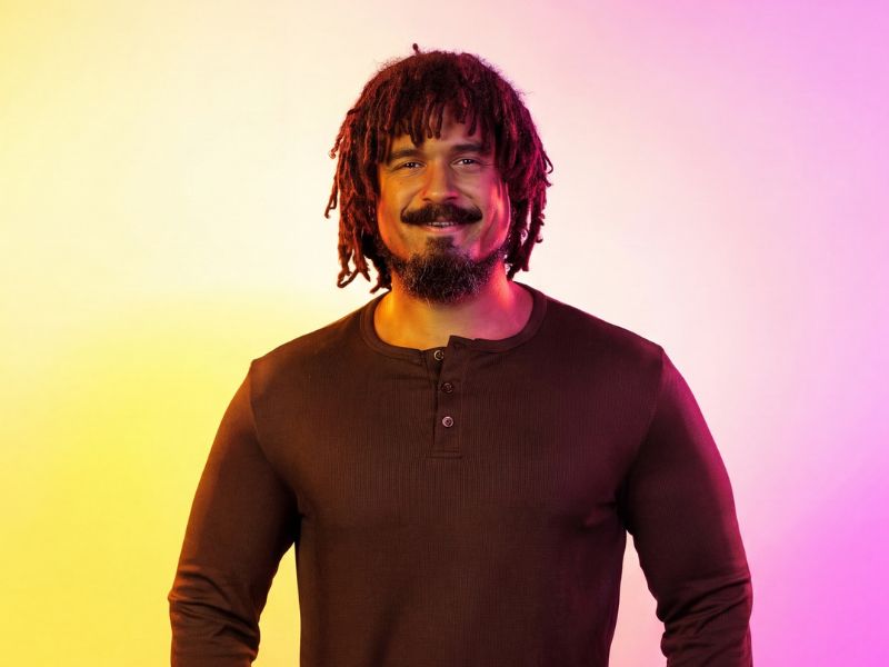 Nacido en Recife y radicado en São Paulo, Thiago Lins comenzó su carrera como redactor y acumula más de 20 años de experiencia en la industria. 