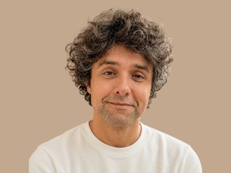 Con casi dos décadas de trayectoria, Ribeiro desarrolló su carrera en agencias como Ogilvy, Santa Clara, Africa y Thompson. 