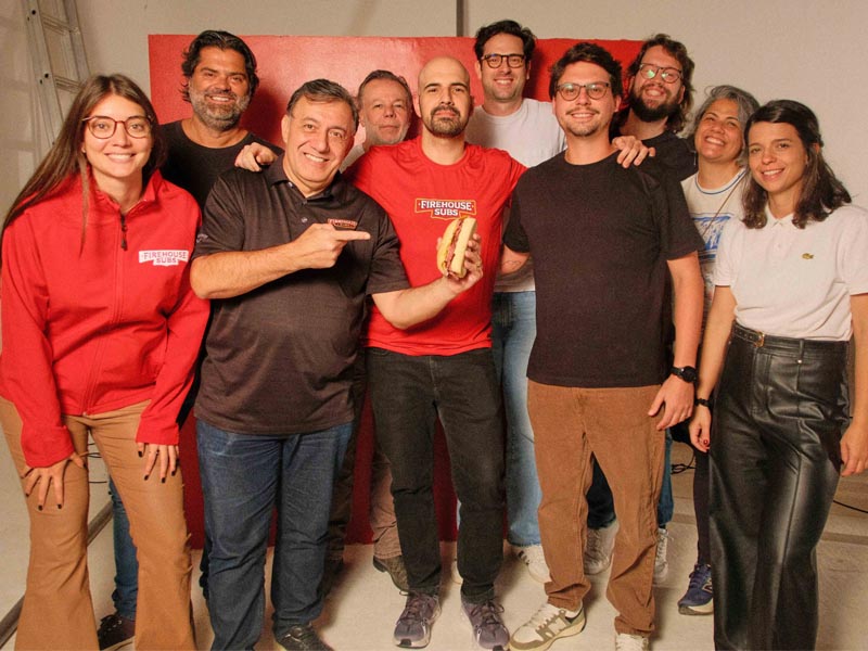 Marina Lisboa (RBI LAC), Ricardo John (Isla), William Giudici y Daniel Packness (ambos de Firehouse Subs Brasil) y el equipo de la agencia.