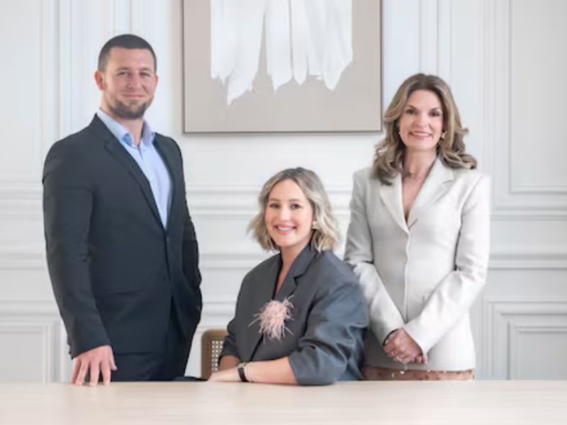 Los tres cofundadores de JERi son veteranos de la economía de los creadores: Ross Yellowlees (izquierda), quien también es director ejecutivo de JERi, ocupó anteriormente puestos de liderazgo en las agencias de marketing de influencers Viral Nation e IZEA Worldwide, mientras que Jess Hunichen y Emily Ward cofundaron Shine Talent Group. (Sheryl Luz/Sheryl Luz)