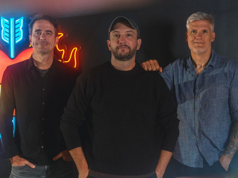 Otavio Machado junto a Marcos Medeiros, CCO, y Marcos Araujo, CEO.