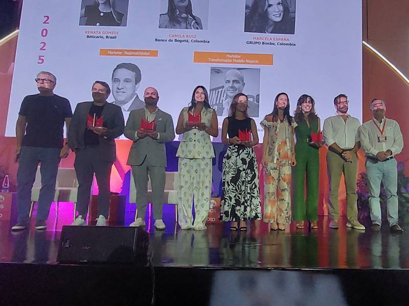 Premiados de 2025, en Cartagena de Indias, Colombia: desde la izquierda, Jorge Raúl Martínez Moschini (Adlatina Group), Carlos Quintero (Mastercard), Miguel Merino (Mondelēz), Camila Ruiz (Banco de Bogotá), Marcela España (Bimbo), Belén Martínez Cima (Adlatina Group), Luciana Albes (O Boticário), Pablo Izquierdo (Havas) y César Vacchiano (Scopen). (Foto: Marketers by Adlatina).