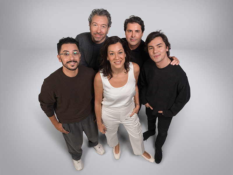 Rafael Ziggy, Ana Coutinho y Phil Daijó en el frente, acompañados por Rafael Urenha y Eduardo Simon detrás.