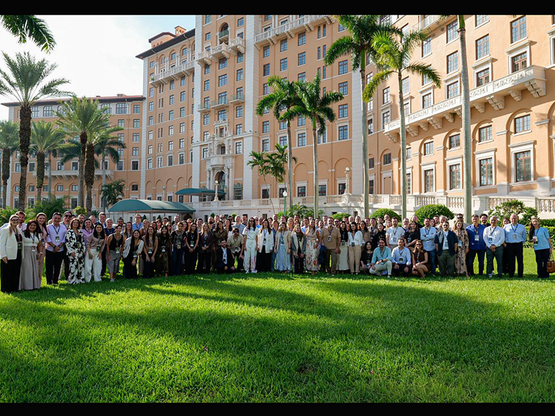 Los casi cien jurados, fotografiados ayer ante el Hotel Biltmore de Coral Gables.