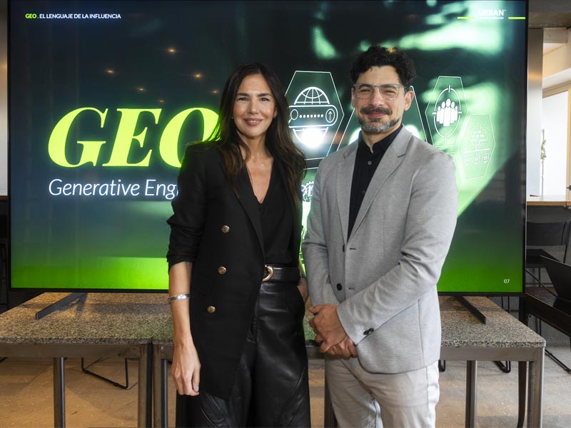 Grabriela Korovsky, cofounder y CEO de Urban Grupo de Comunicación, y Gabriel Barasch, head of data de la compañía, en la presentación de GEOHub. 