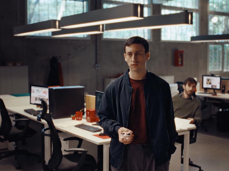 “Enrosques” toma como punto de partida “Comienzos imperfectos”, la campaña global de Santander.