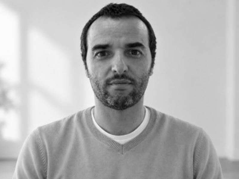 Ramírez trabajó en agencias como TBWA Barcelona y Londres, Lowe Nueva York, Tiempo BBDO, DDB Barcelona y Aldea Santiago.
