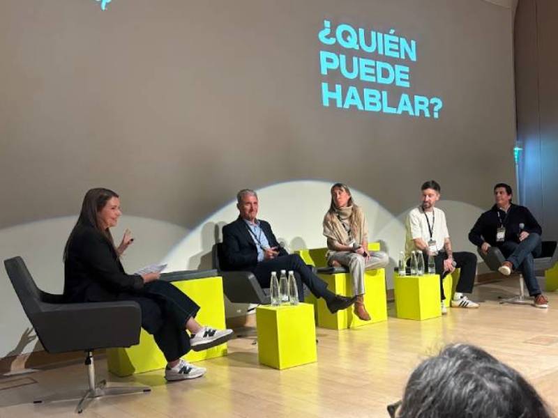De izquierda a derecha, la moderadora Carolina Belzunce (head of marketing de Payway), José Antonio Scioli (director ejecutivo de observatorio humano en Cruz Roja), Pía Fittipaldi (lead de cabello y cuidado de la piel en Dove), Daro González (chief creative officer en VML) y Fernando Radaelli (director de recursos humanos en Farmacity). (Foto: Adlatina)