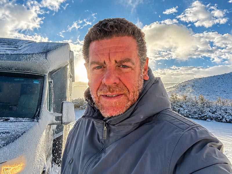 Tata Varela cambió su casa y su oficina por un motorhome de 15 m² para liderar las operaciones y estrategias de su agencia en ruta y en tiempo real.