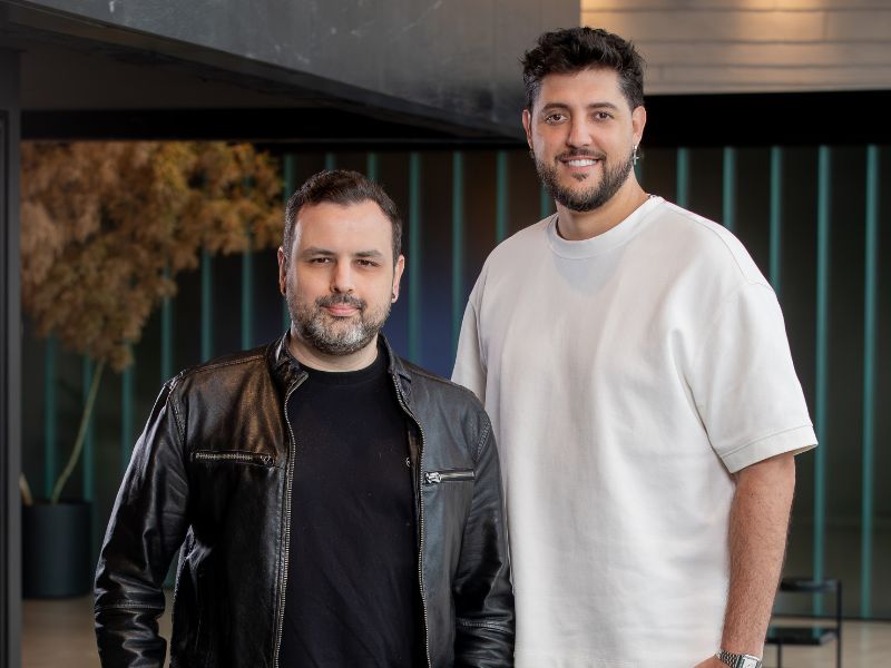 Gustavo Moura tuvo un paso por agencias como DPZ, DPZ&T y Africa Creative, mientras que Mateus Martins desarrolló su carrera en agencias como Africa, IDTBWA y BETC. 